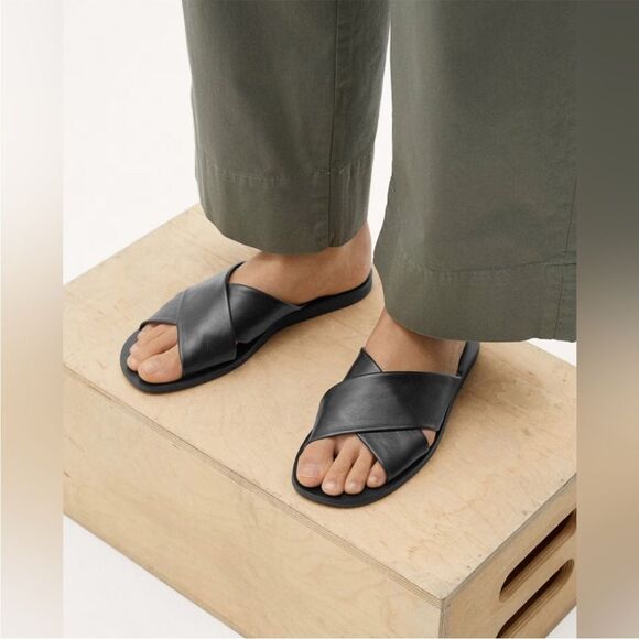 New Everlane The Day Crossover Sandal in Black
Size 11 - Picture 9 of 10